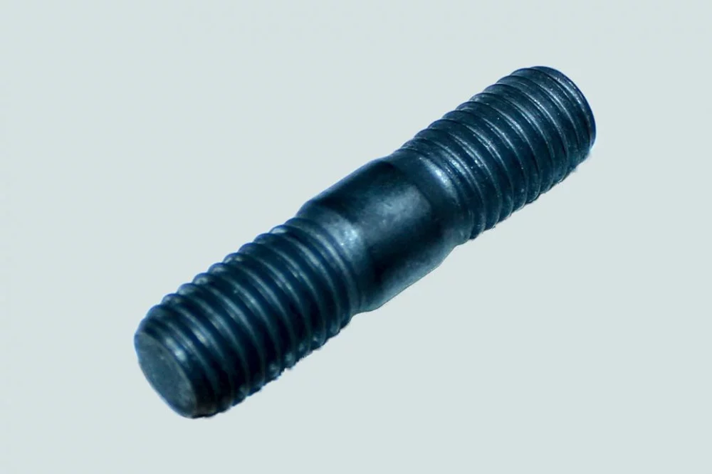 фото шпилька крепления турбокомпрессора (isbe, 4-6вт, l) m10x1,5 - 6h с обоих концов dcec 3818823 